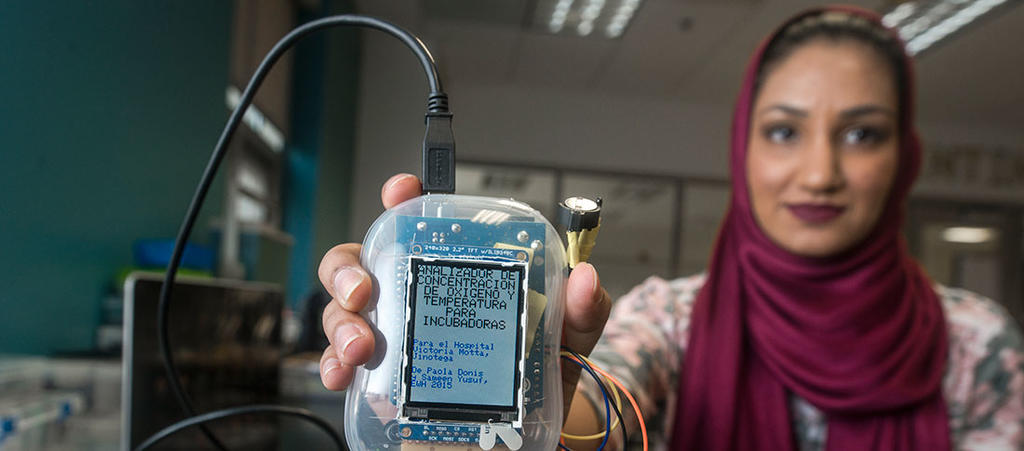 Sameen Yusuf with her analyzer that measures oxygen in incubators